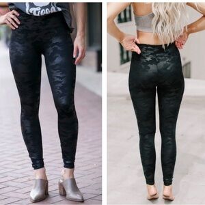 SPANX🔴 Faux Leather Camo Leggings size medium excellent